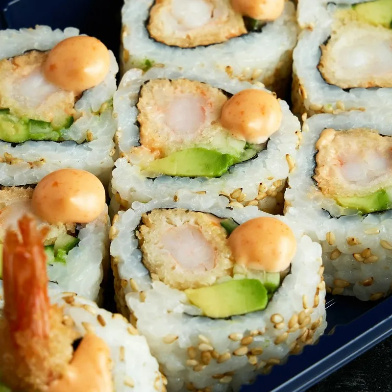 Rolls croustillants panés, sauce et sésame